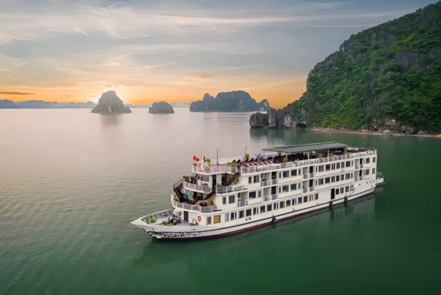 Crown Legend Cruise Hạ Long (2N1Đ)